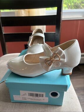 Girls White Patent Mary Jane Dress Shoes with Bow and small kid heel